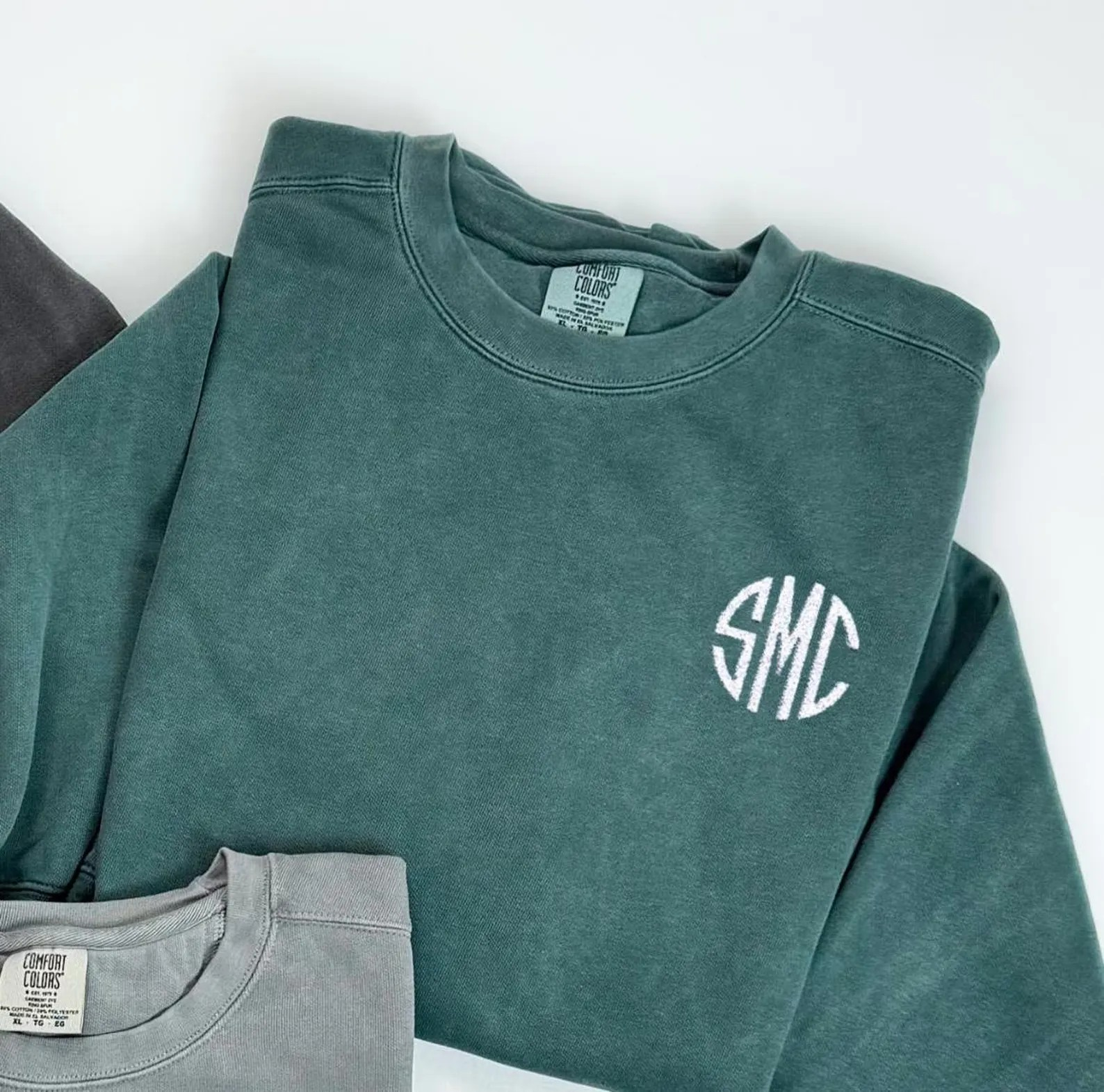 Áo Thêu Monogram Chữ Cái